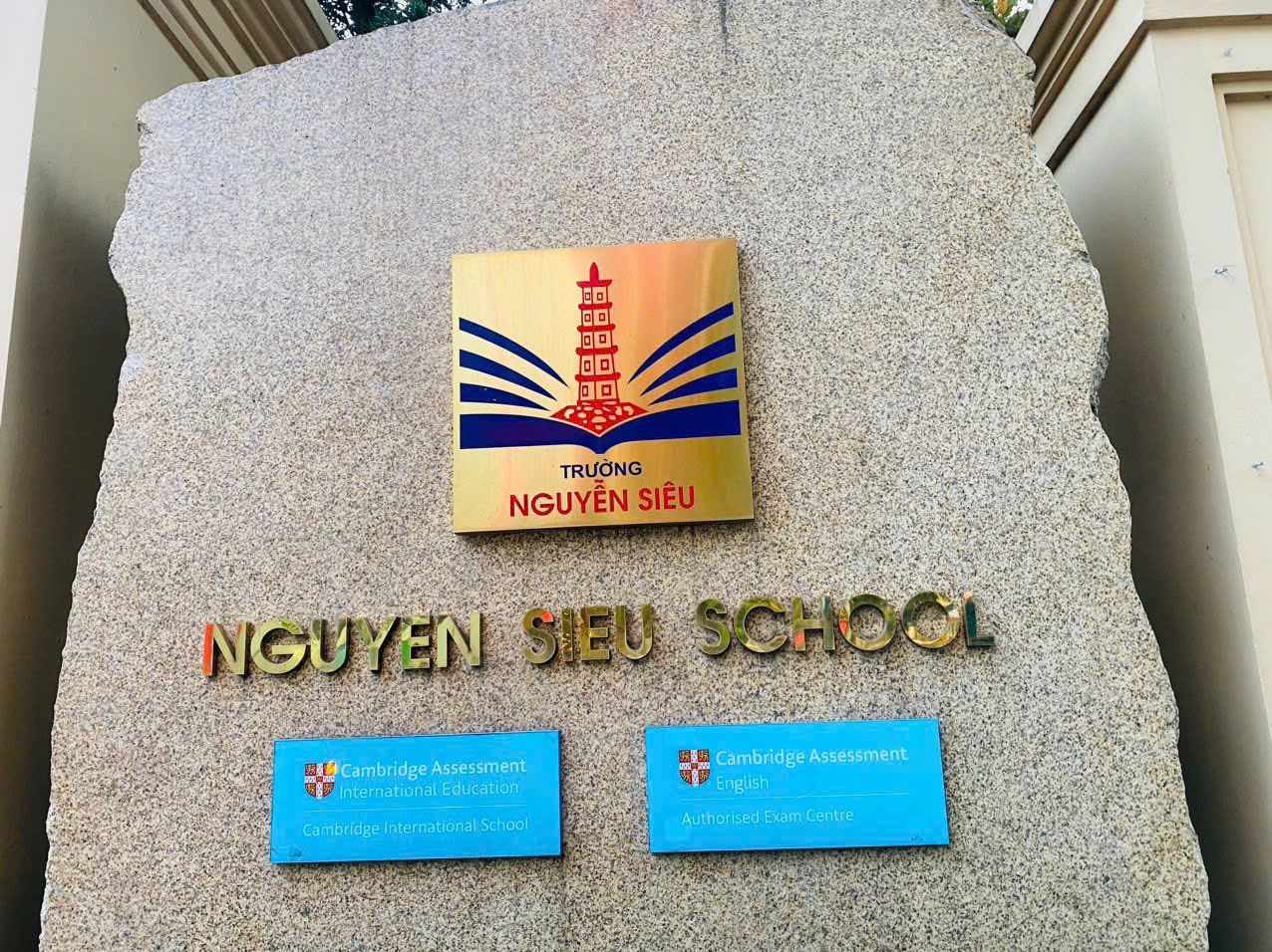 Thi Công Cỏ Nhân Tạo Sân Vườn Tại Trường Tiểu Học Nguyễn Siêu Hà Nội