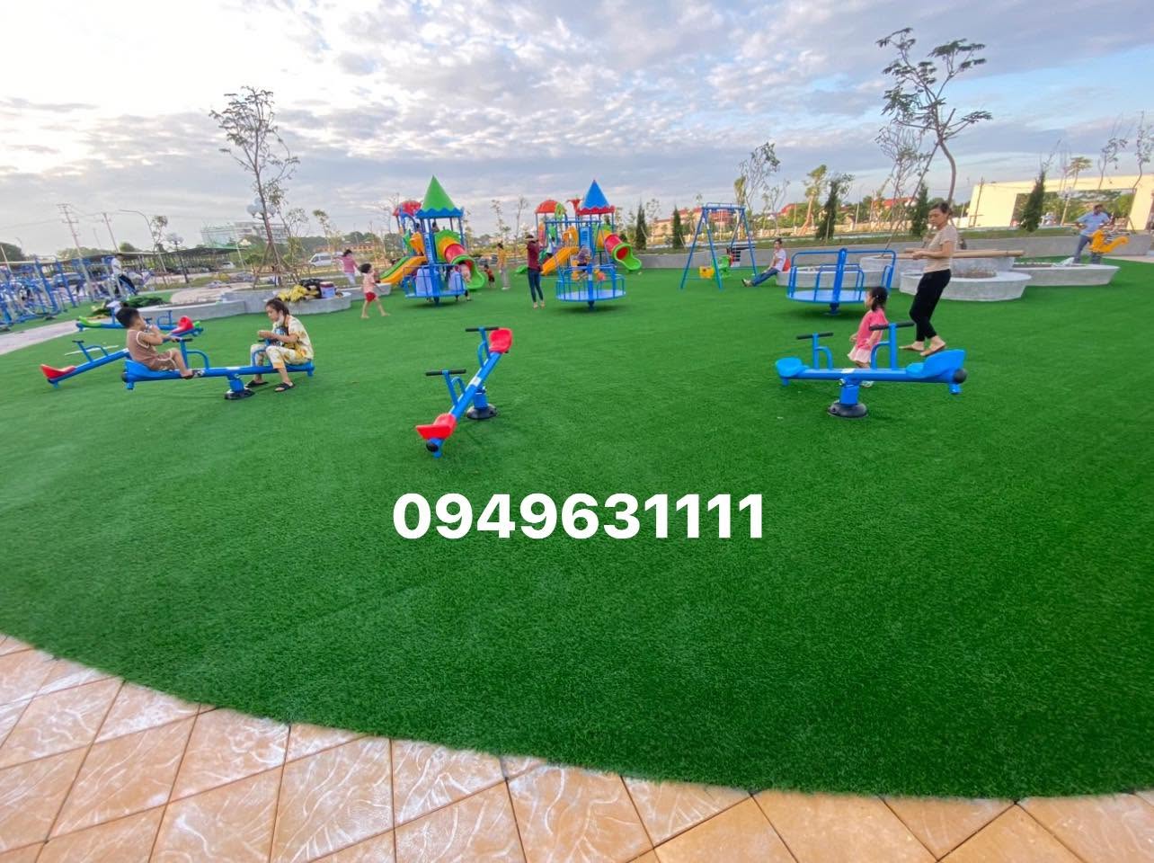 Cỏ nhân tạo nguyên sinh mức kinh phí hợp lý và màu sắc sáng